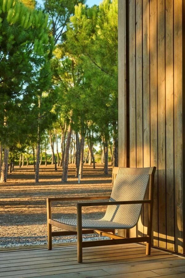 Gartensessel aus Teakholz mit Kufengestell mit Armlehnen | TRIBÙ | Amanu - Image 7