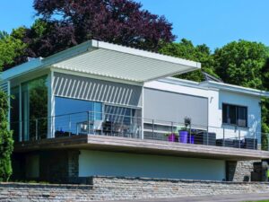 Motorisierte Terrassenüberdachung mit schwenkbaren Lamellen | RENSON