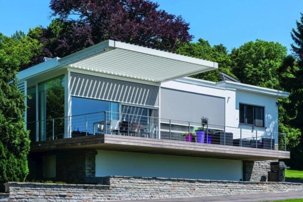 Motorisierte Terrassenüberdachung mit schwenkbaren Lamellen | RENSON