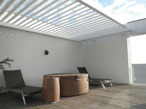Motorisierte Terrassenüberdachung mit schwenkbaren Lamellen | RENSON - Image 3