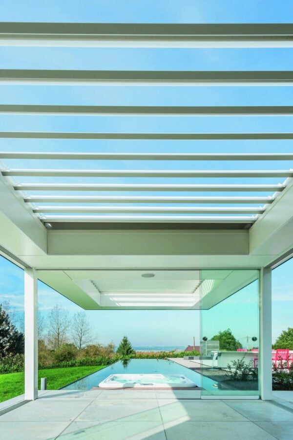Motorisierte Terrassenüberdachung mit schwenkbaren Lamellen | RENSON - Image 6