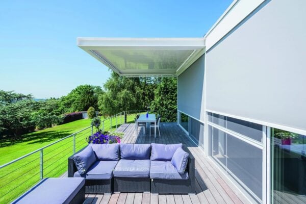 Motorisierte Terrassenüberdachung mit schwenkbaren Lamellen | RENSON - Image 2