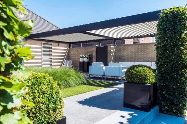 Motorisierte Terrassenüberdachung mit schwenkbaren Lamellen | RENSON - Image 10