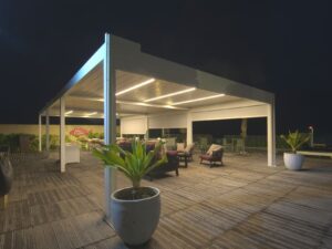 Motorisierte Terrassenüberdachung mit schwenkbaren Lamellen | RENSON