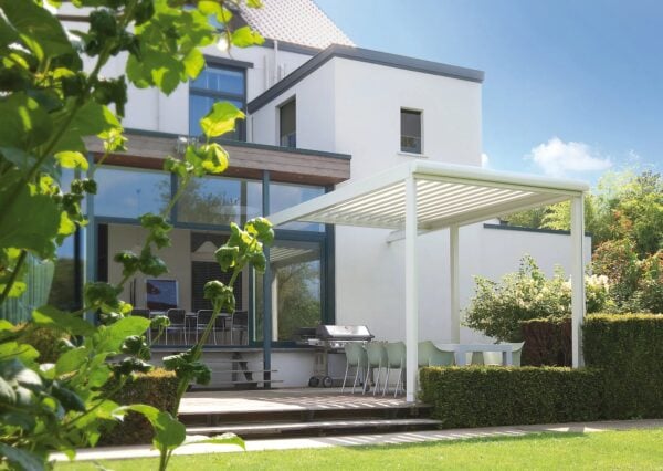 Motorisierte Terrassenüberdachung mit schwenkbaren Lamellen | RENSON - Image 4
