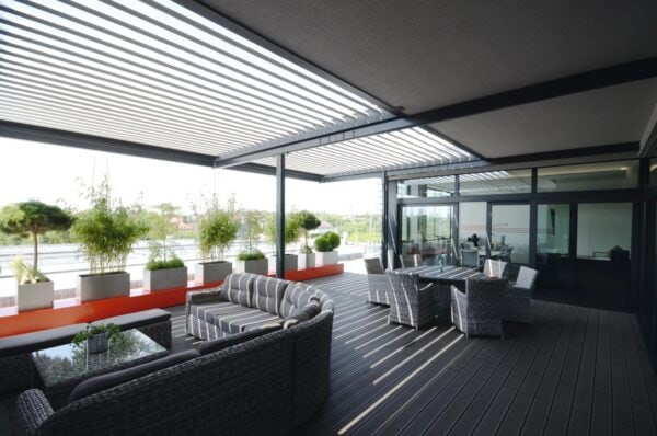 Motorisierte Terrassenüberdachung mit schwenkbaren Lamellen | RENSON - Image 8