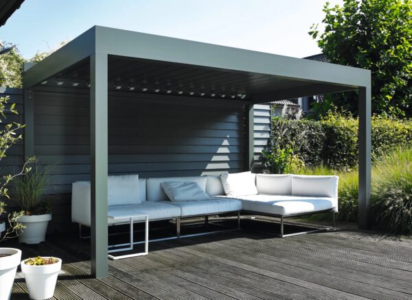 Motorisierte Terrassenüberdachung mit schwenkbaren Lamellen | RENSON - Image 2