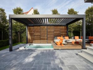Motorisierte Terrassenüberdachung mit schwenkbaren Lamellen | RENSON