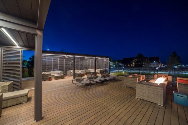 Motorisierte Terrassenüberdachung mit schwenkbaren Lamellen | RENSON - Image 7