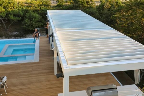Motorisierte Terrassenüberdachung mit schwenkbaren Lamellen | RENSON - Image 3