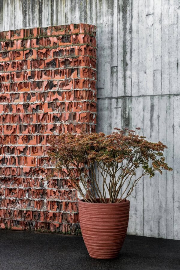Niedriger Handgearbeiteter Gartenvase aus Terrakotta | DOMANI - Image 2