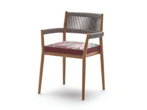 Gartenstuhl aus Teakholz mit Armlehnen | Cassina | Dine Out