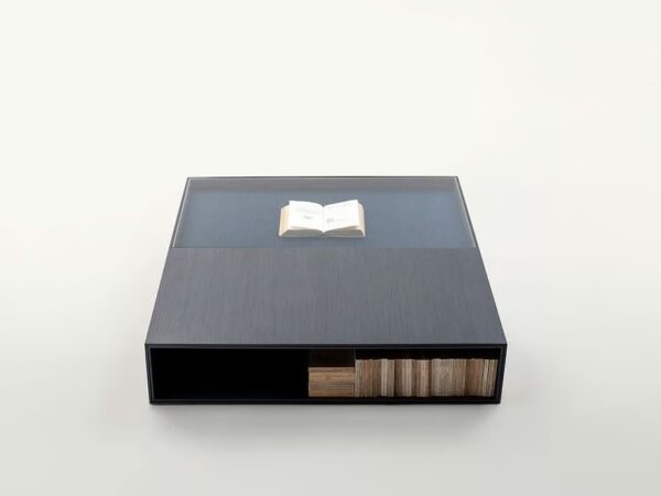 Niedriger Couchtisch aus Holz mit integriertem Zeitungsständer | Paola Lenti | Edel