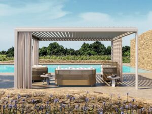 Freistehende motorisierte Terrassenüberdachung mit schwenkbaren Lamellen | Ethimo | Eivissa