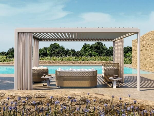 Freistehende motorisierte Terrassenüberdachung mit schwenkbaren Lamellen | Ethimo | Eivissa