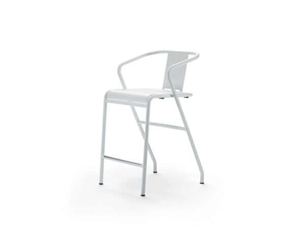 Gartenhocker aus lackiertem Metall mit Armlehnen mit Fußstütze | Flexform | Calipso