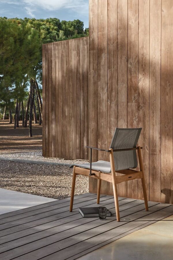 Stapelbarer Gartenstuhl aus Stoff mit Armlehnen | Gloster | Sway - Image 16