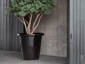Niedriger Handgearbeiteter Gartenvase aus Terrakotta | DOMANI