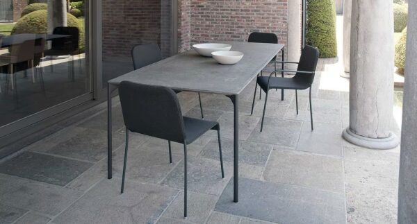 Stapelbarer Gartenstuhl aus Polyester mit Armlehnen | Paola Lenti - Image 5