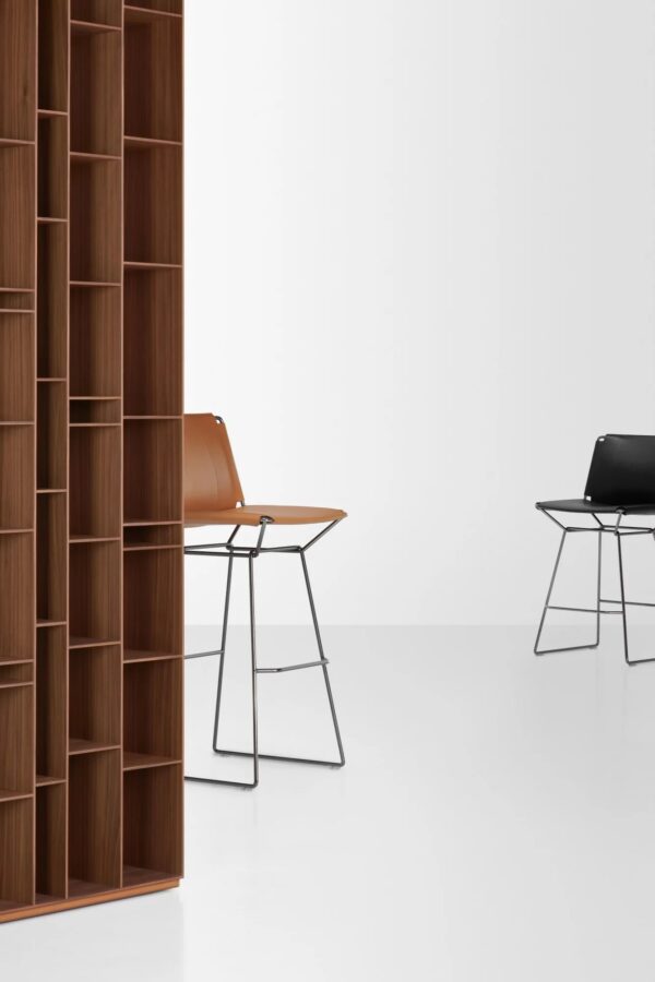 Mit Kufengestell Hocker aus gegerbtem Leder mit Fussstütze | MDF Italia | Neil - Image 6