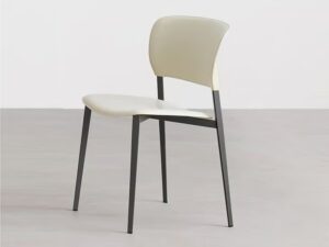 Gepolsterter Stuhl aus gegerbtem Leder mit offener Rückenlehne | Desalto | Ply