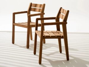 Gartenstuhl aus Irokoholz mit Armlehnen | RODA | Zania