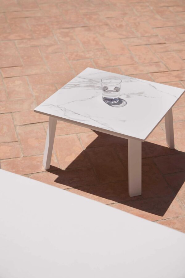 Quadratischer Couchtisch aus Thermolackiertem Aluminium | GANDIABLASCO | Timeless - Image 6