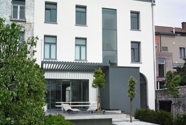 Motorisierte Terrassenüberdachung mit schwenkbaren Lamellen | RENSON - Image 16