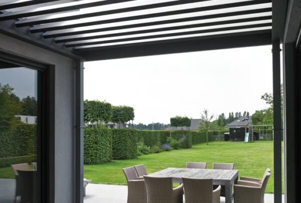 Motorisierte Terrassenüberdachung mit schwenkbaren Lamellen | RENSON - Image 14