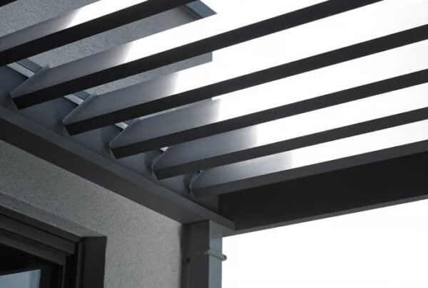 Motorisierte Terrassenüberdachung mit schwenkbaren Lamellen | RENSON - Image 15