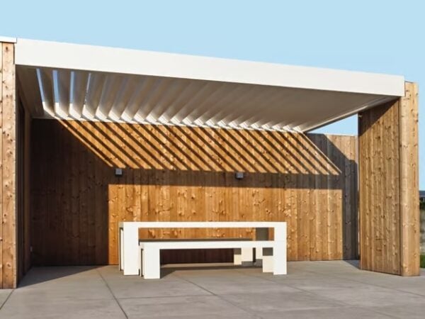 Motorisierte Terrassenüberdachung mit schwenkbaren Lamellen | RENSON - Image 11