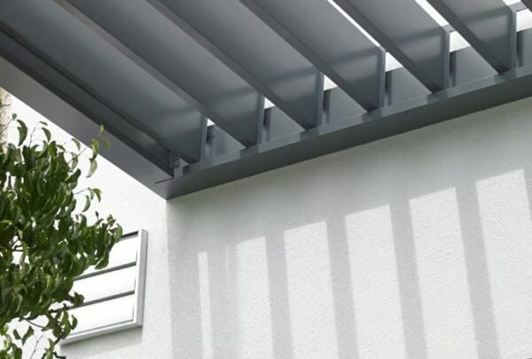 Motorisierte Terrassenüberdachung mit schwenkbaren Lamellen | RENSON - Image 19