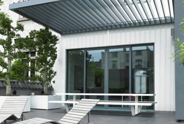 Motorisierte Terrassenüberdachung mit schwenkbaren Lamellen | RENSON - Image 17