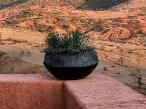 Niedriger Handgearbeiteter Gartenvase aus Terrakotta | DOMANI