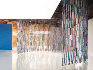 Hängender Raumteiler aus Fayence | Paola Lenti