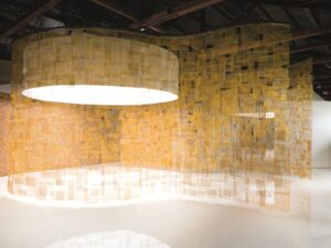 Hängender Raumteiler aus Messing | Paola Lenti