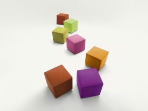 Sitzpuff aus Stoff mit abnehmbarem Bezug | Paola Lenti | Serie von Hockern, die in verschiedenen Formen und Abmessungen erhältlich sind. Die Struktur ist mit strapazierfähigem, expandiertem Polyurethan gepolstert; Abstandshalter aus Kunststoff. Der abnehmbare Bezug ist in allen Stoffen der  erhältlich. Der Hocker in der Größe 40x40 cm. hat nur eine innere Holzstruktur und kann einen festen Bezug haben, der mit einem Wollseil handgehäkelt ist.