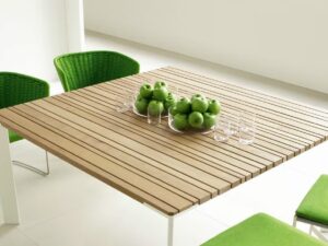 Quadratischer Gartentisch aus Holz | Paola Lenti | Sunset