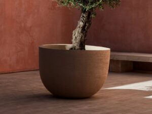 Niedriger Handgearbeiteter Gartenvase aus Terrakotta | DOMANI